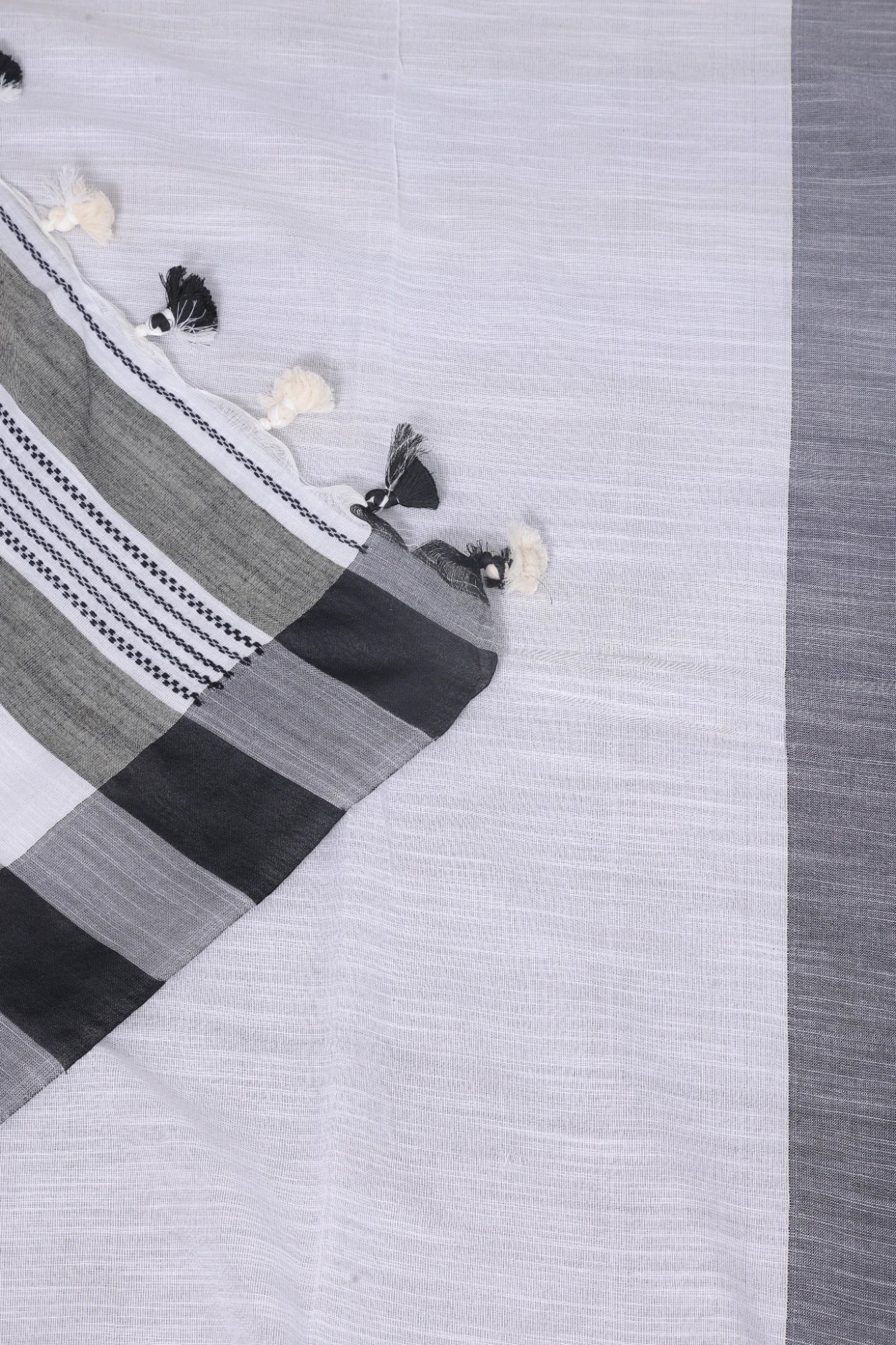 White kathaa linen saree