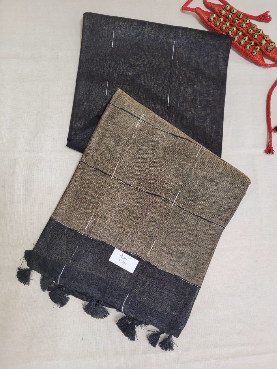 Black2 Mayuri Linen Saree