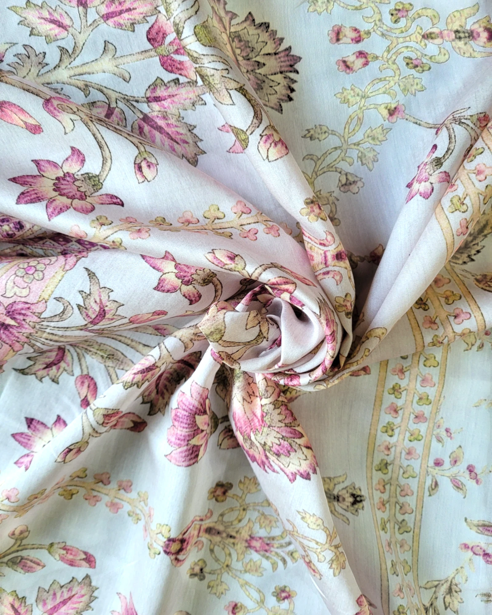 Oyster Gulshanglow Viscose Saree